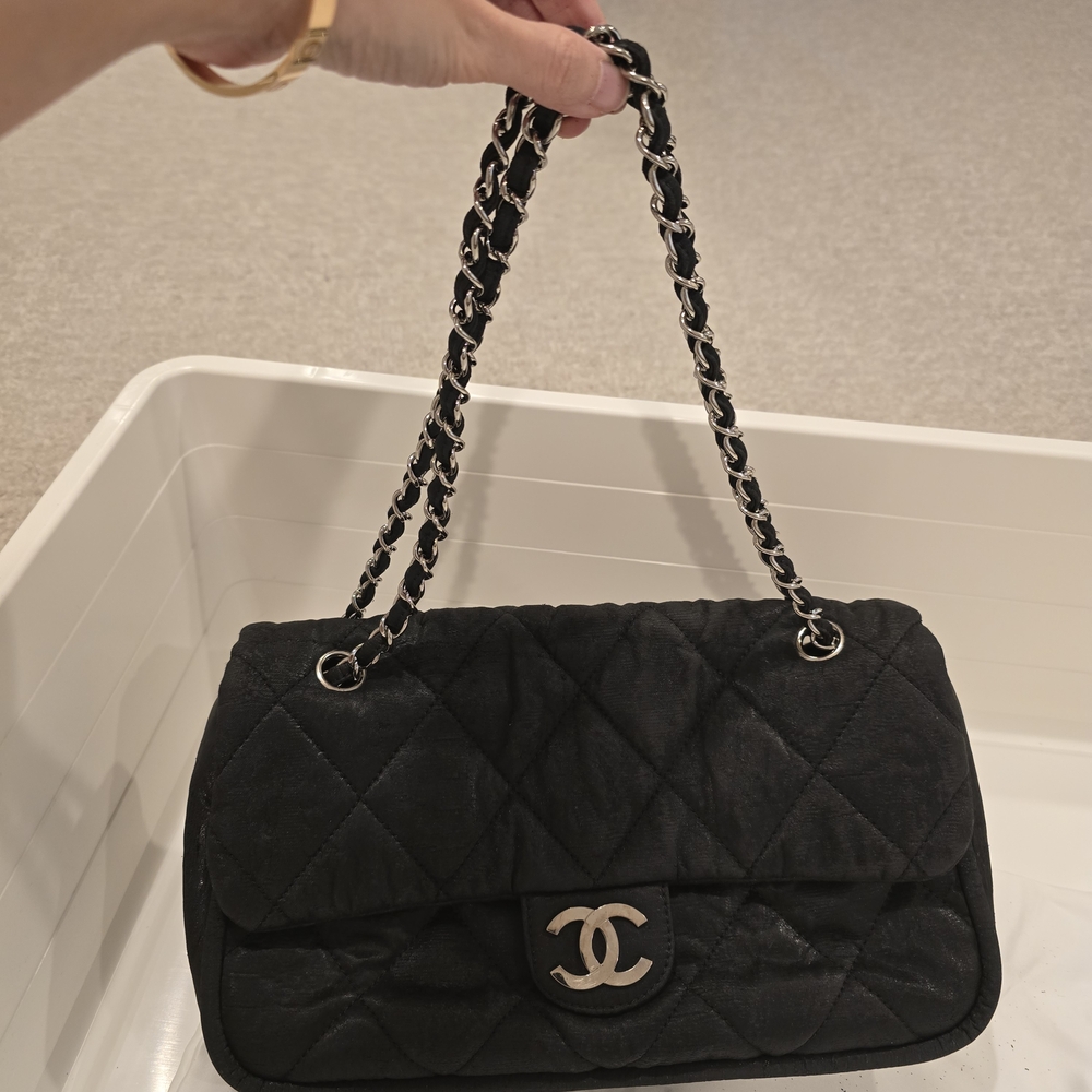 CHANEL Black Quilted Shoulder Bag with Silver Chain